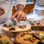 chef de partie met en place son assiette