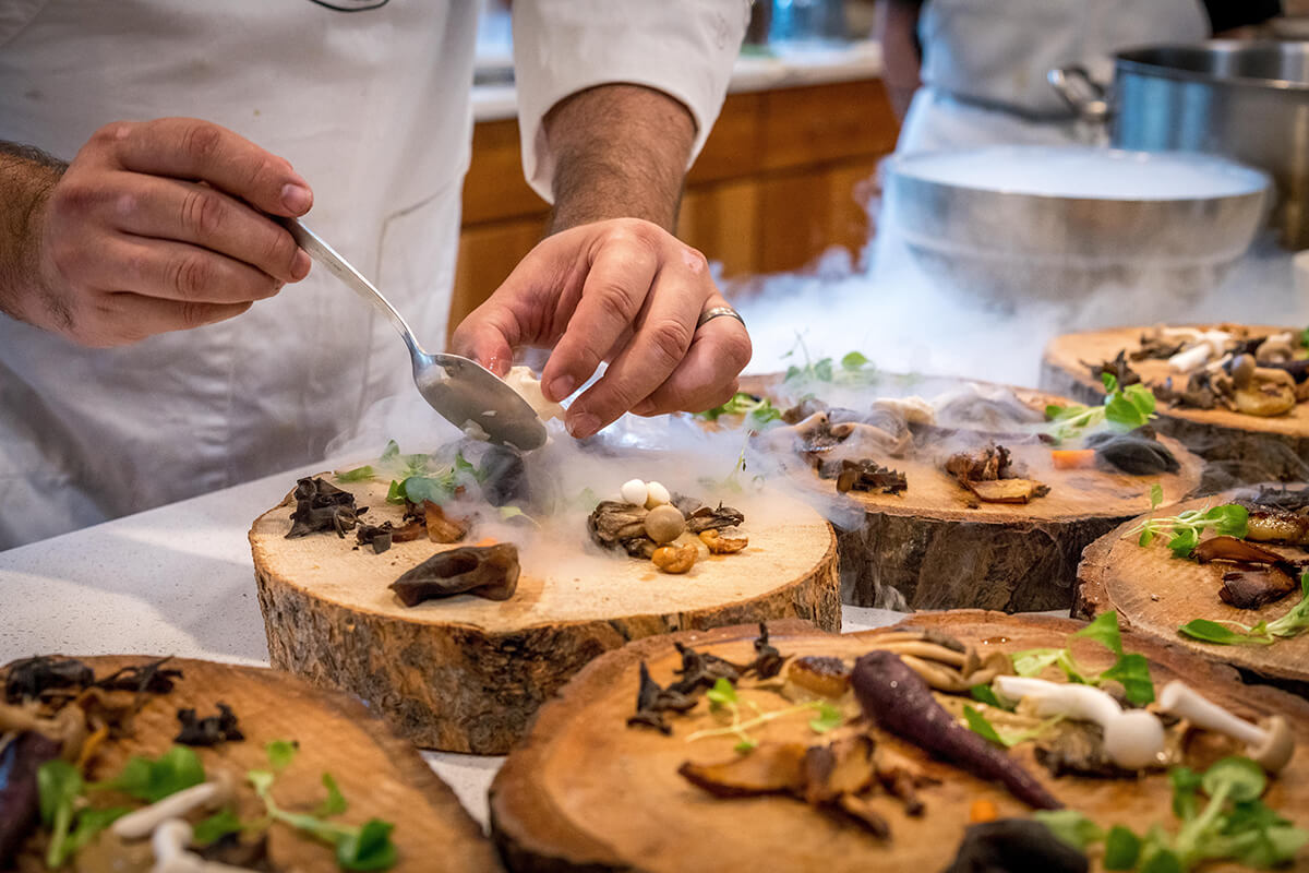 chef de partie met en place son assiette