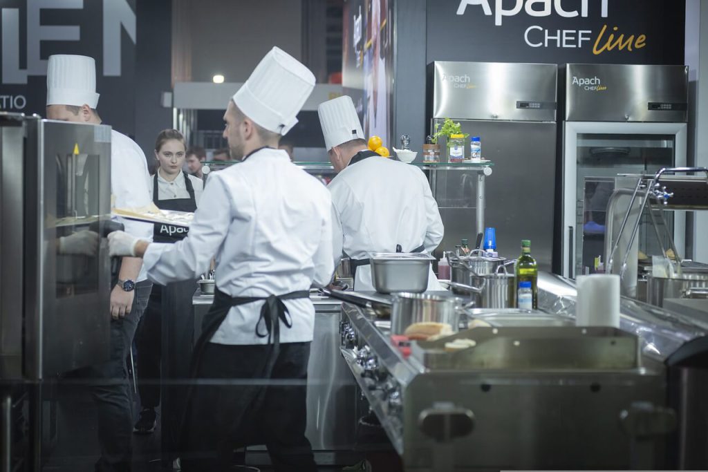 Le chef de cuisine exerce son métier dans la cuisine avec ses collègues