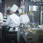 Cuisine avec des chefs de cuisine qui travaillent