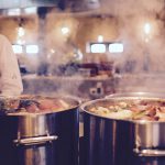 intérieur d'une cuisine en action