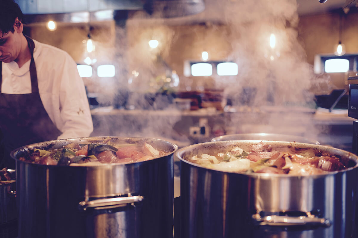 intérieur d'une cuisine en action