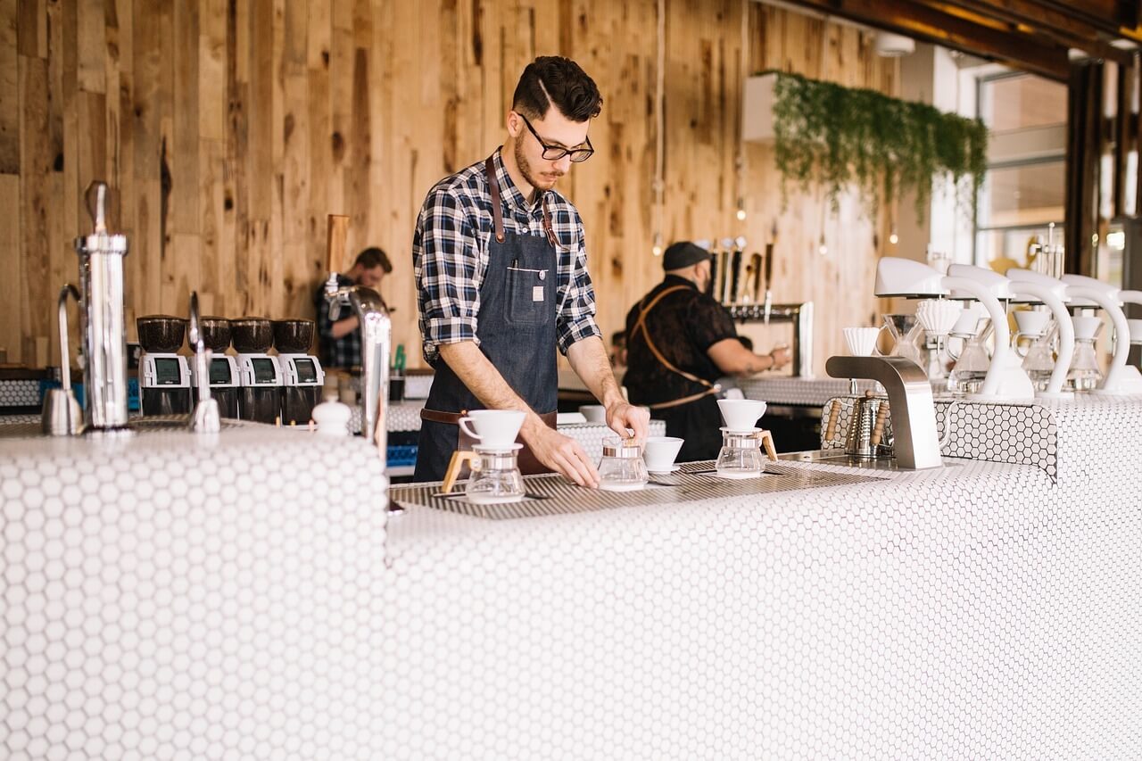 étudiant travaille en tant que serveur dans un café