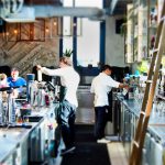 intérieur d'un bar avec deux barman