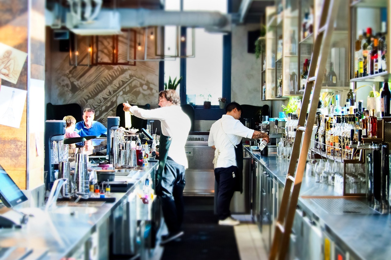 intérieur d'un bar avec deux barman