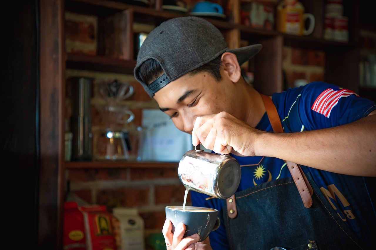 un barista fait un café latté