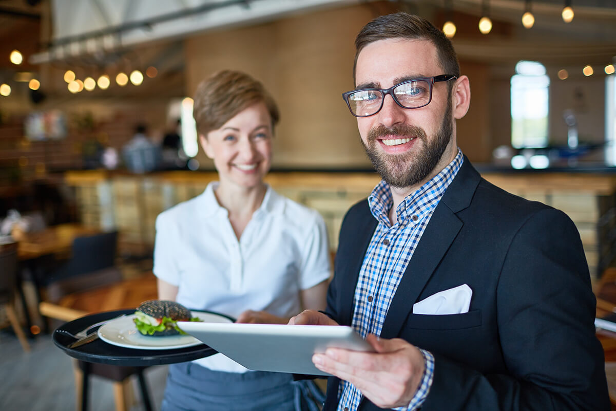 Directeur de restaurant et une serveuse