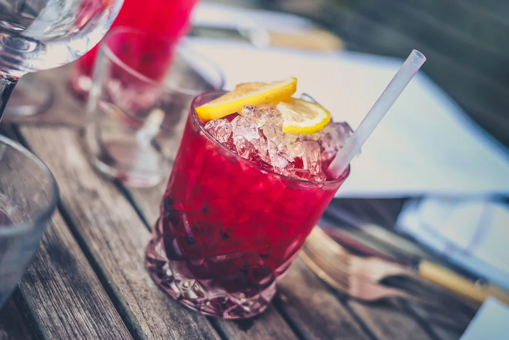 limonade servie par un limonadier sur une table de restaurant