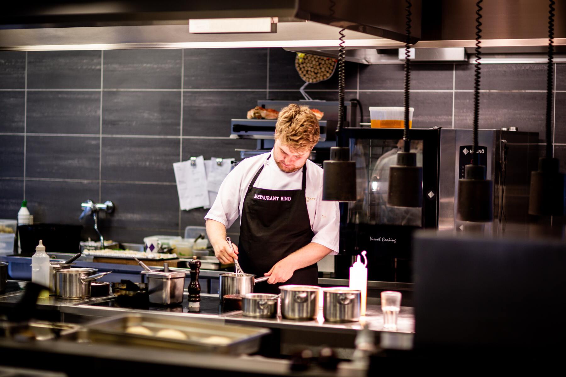 un commis de cuisine dans une cuisine de restaurant
