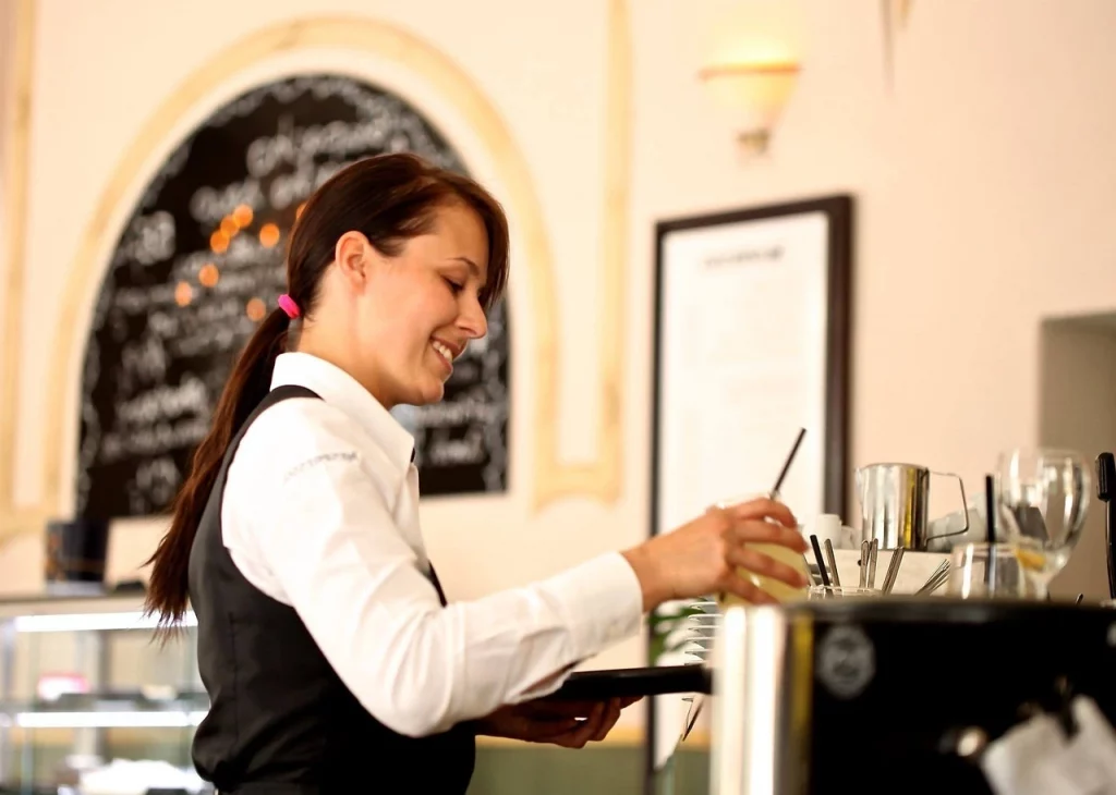 serveuse en restauration dans son restaurant