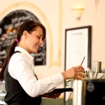 serveuse en restauration dans son restaurant