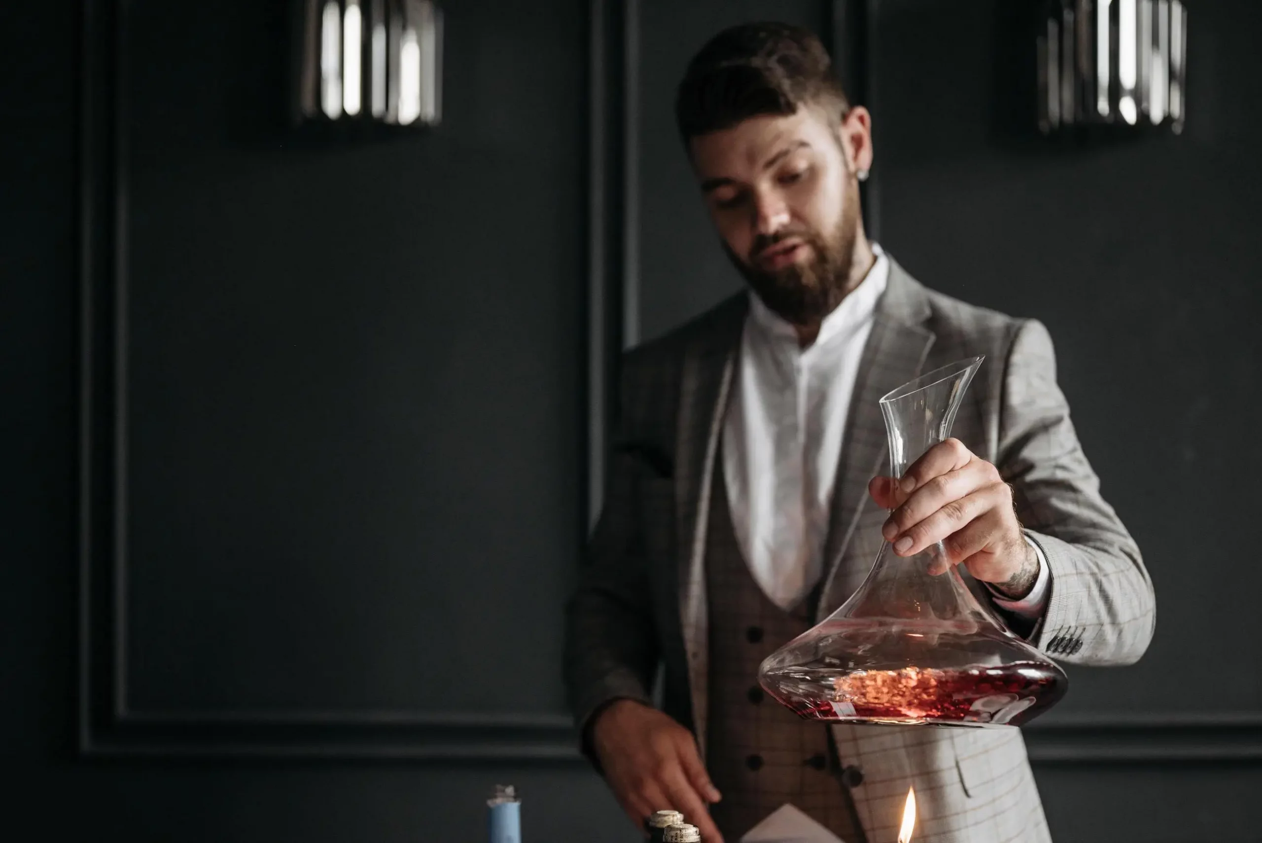 Un sommelier avec une bouteille de vin à la main