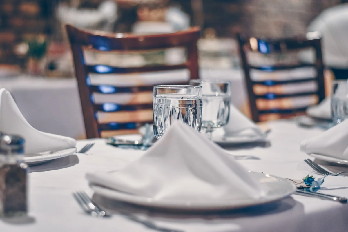 no-show en restauration. Une table dressée dans un restaurant mais personne n'est assit