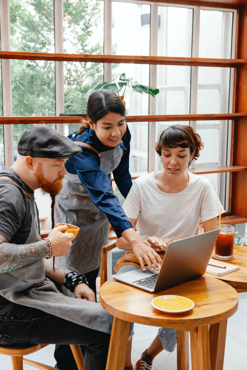 recruter en restauration : 3 restaurateurs recrutent sur leur ordinateurs