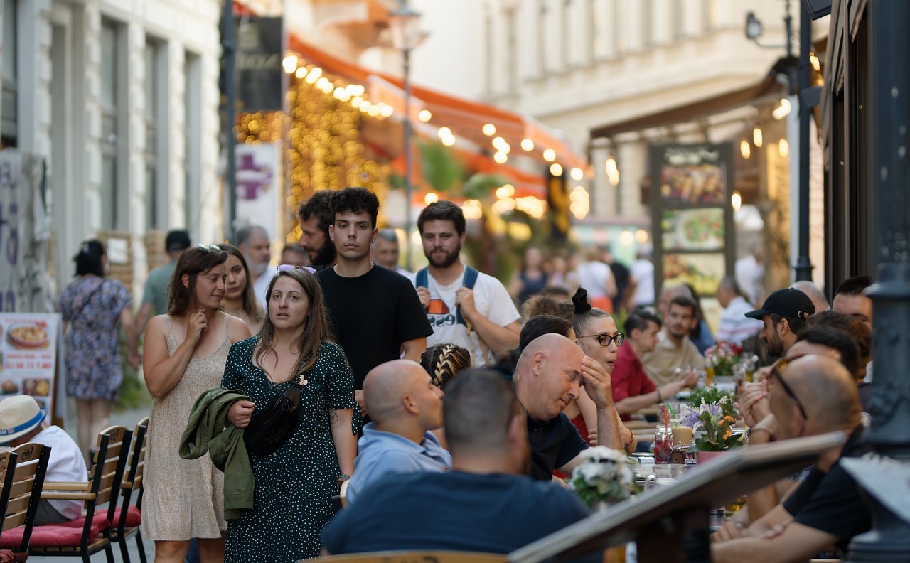 comment garder ses employés en restauration : une terrasse d'un restaurant bien remplie
