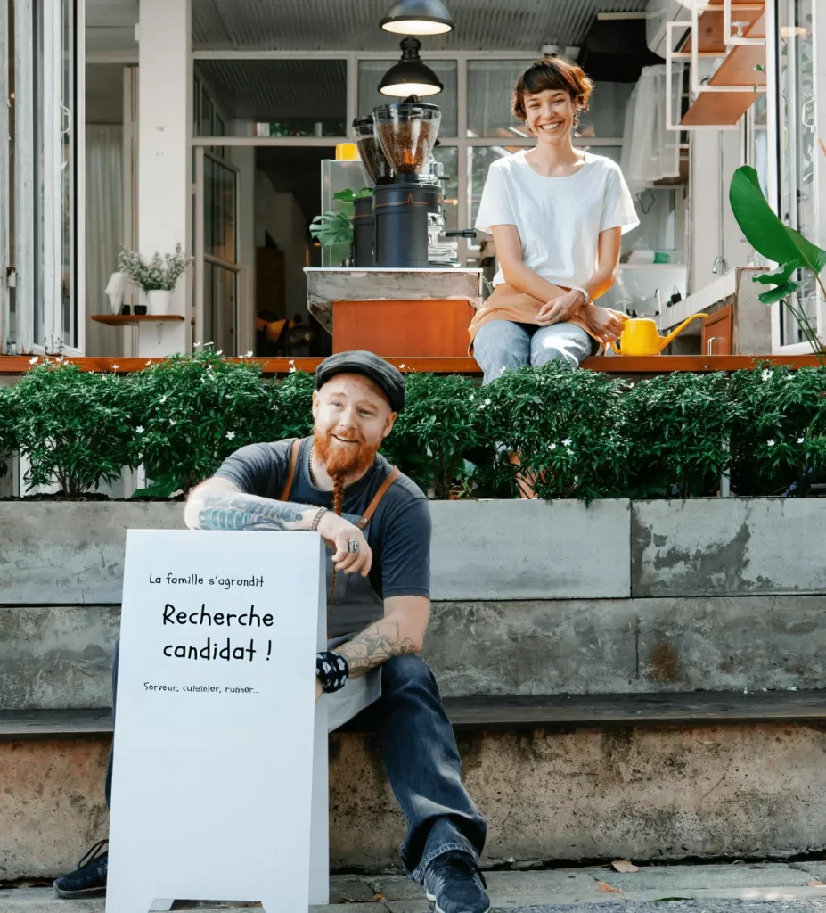 Améliorer sa marque employeur : des restaurateurs recherchent des candidats avec une pancarte ou il est marqué "recherche candidat"