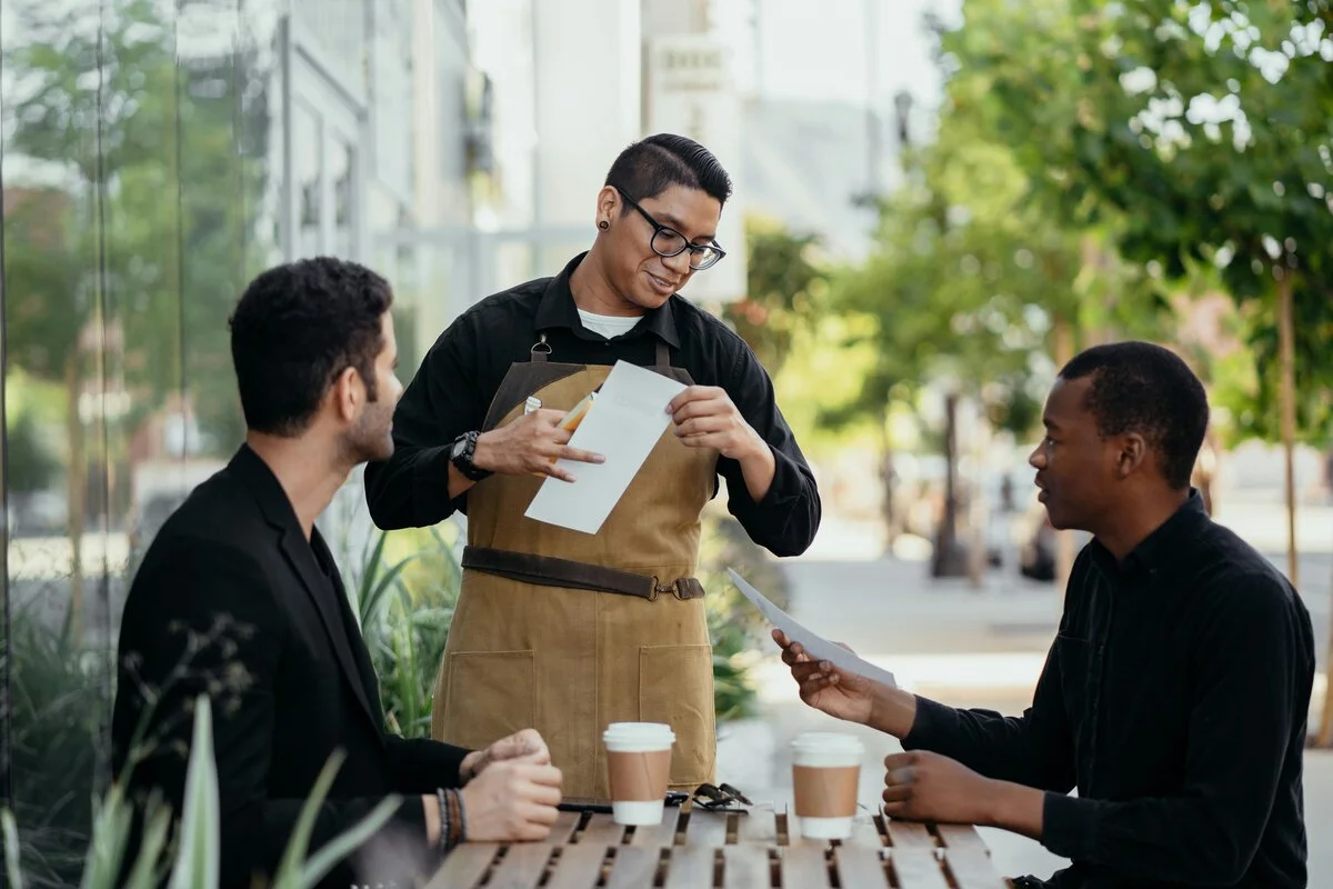 un serveur en train de service deux clients