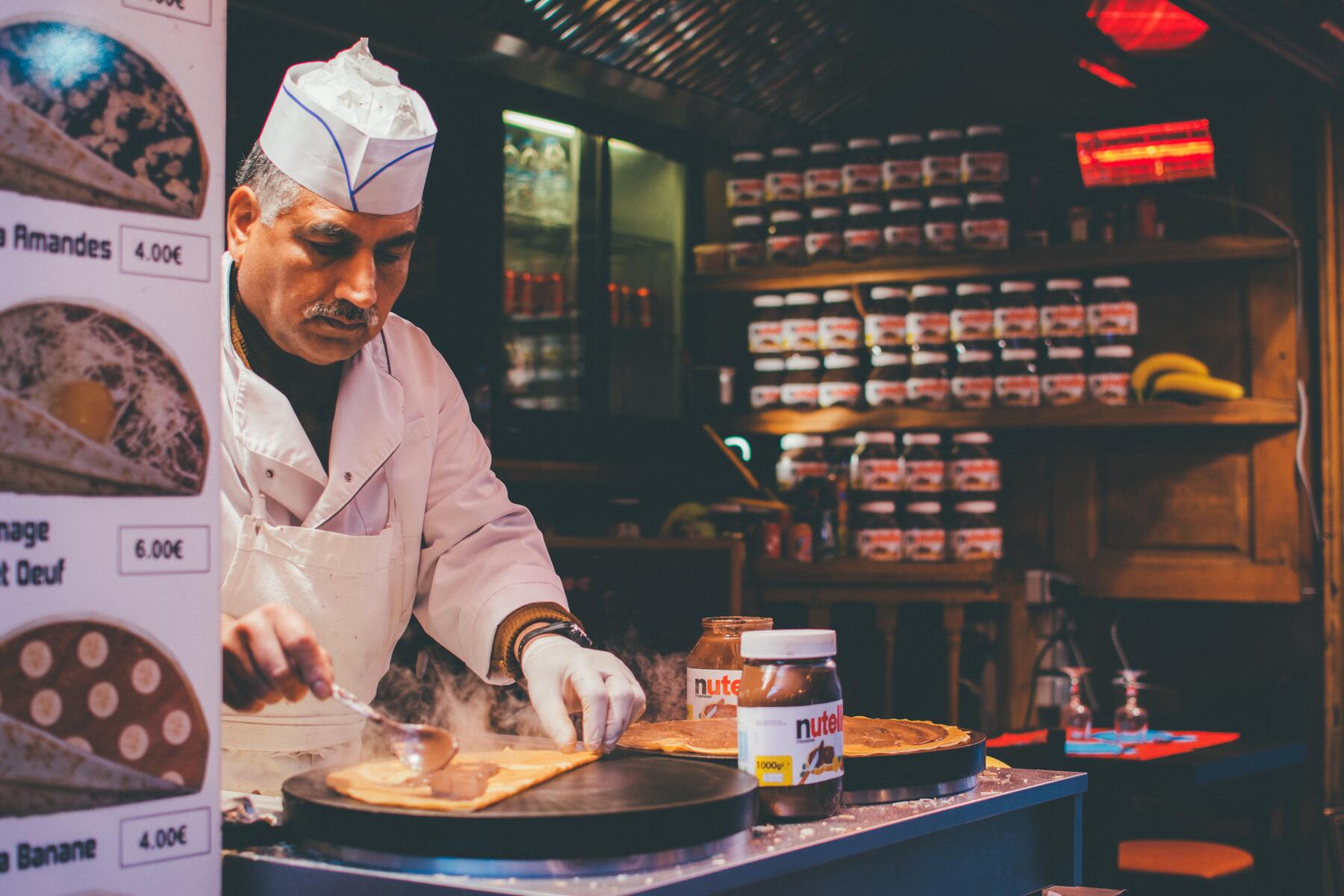le métier de crêpier : un crêpier fait une crêpe