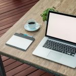 Stratégie marketing restaurant : tous les outils nécessaires ; un ordinateur, un bureau et un cahier de notes